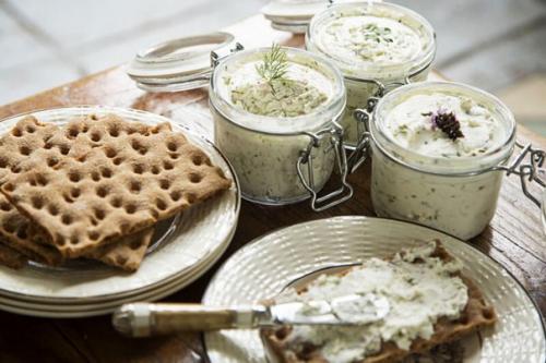 Творожные завтраки по-другому: паштеты и намазки для тостов.