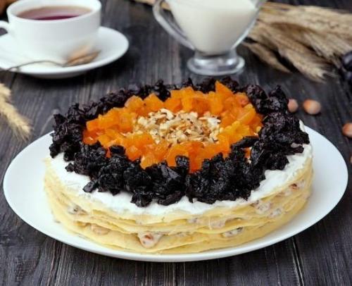 Блинный торт с сухофруктами.