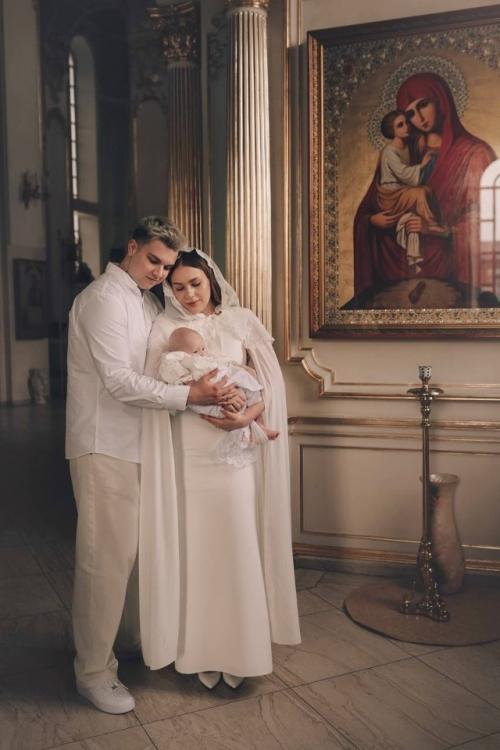 Маша и Роберт герберы совершили таинство крещения своей дочери Адель. 01