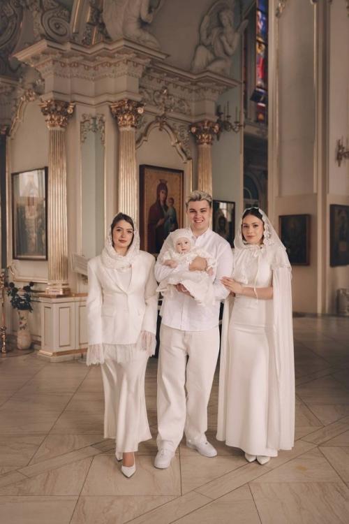 Маша и Роберт герберы совершили таинство крещения своей дочери Адель. 02