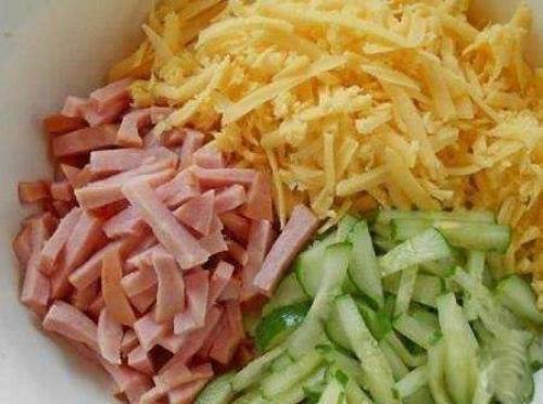 Салат Нежный.  Готовлю его часто, он не только очень вкусный, но и не дорогой. 01