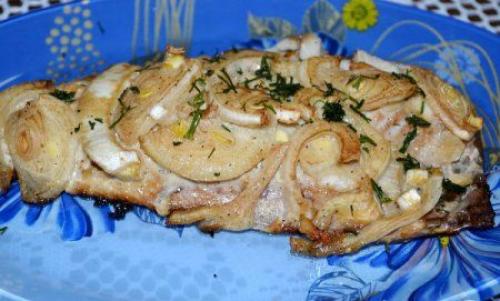 Скумбрия, запеченная в горчично - йогуртовом соусе.