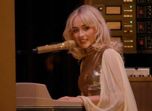 Сабрина карпентер хедлайнером Coachella стала. 01