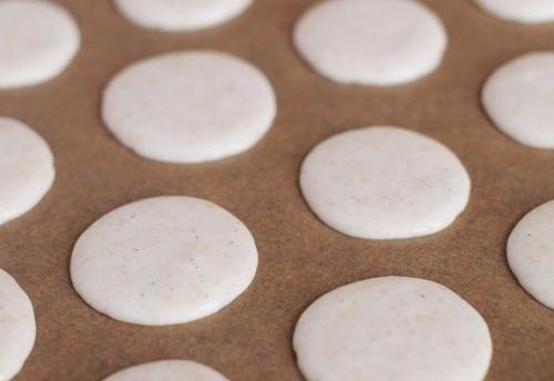 Макаруны.  Ингредиенты:   - Миндаль (очищенный) - 110 гр. 04