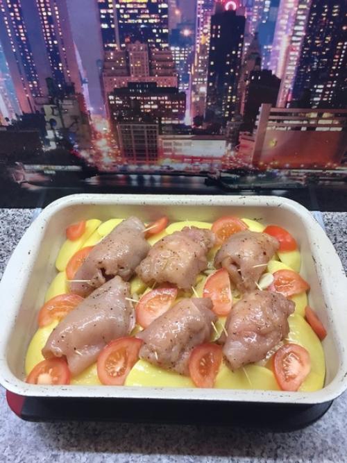 - Ну чeго ты там приготовил свои куpиные рулетики? 05