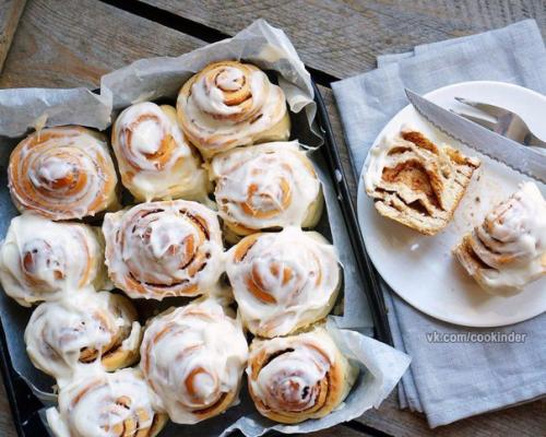 Булочки с корицей и сливочным кремом.