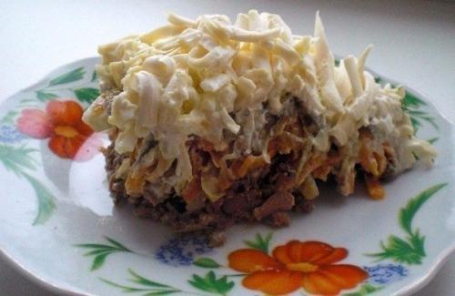 Салат Везувий с куриной печенкой.