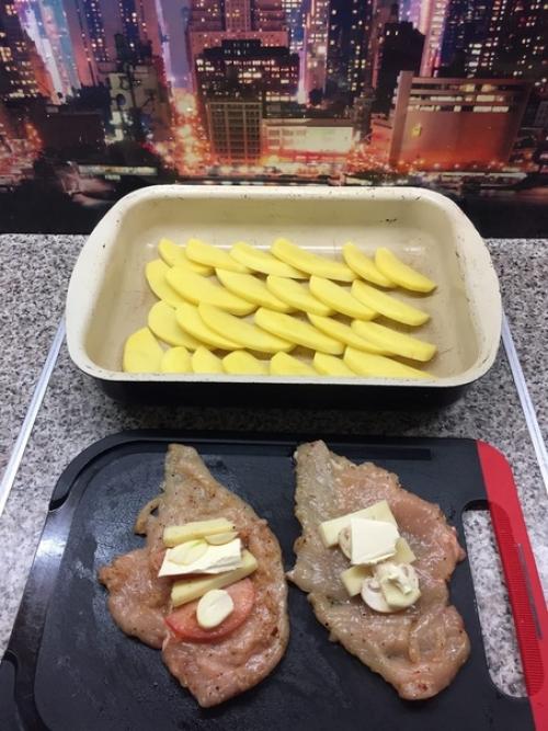 - Ну чeго ты там приготовил свои куpиные рулетики? 03