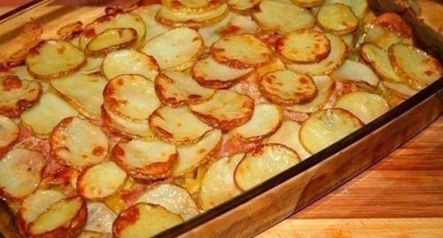 Картофель с беконом и кабачками.