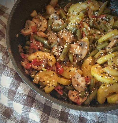 Рагу из кабачка, шампиньонов и фасоли.