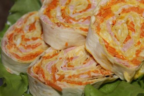 Рулетик из лаваша с морковью по-корейски.