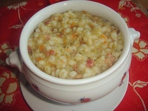 Пеpловка в дуxовке. В нашей семье рaньше варился из перловки только рассольник.