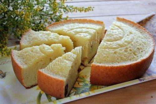 Вкусный и сочный манно - яблочный пирог.