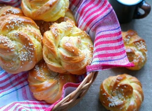 Сладкие сдобные слоеные булочки Ачма из пышного теста. Сладкие сдобные слоеные булочки Ачма из пышного теста.