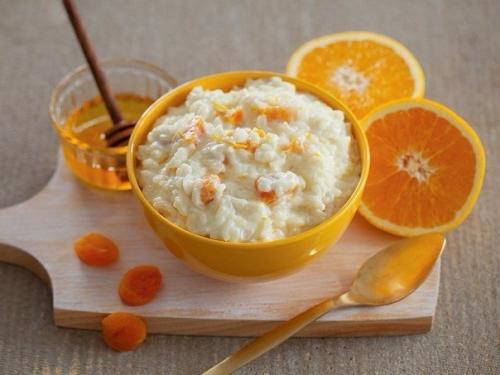 Рисовая каша с курагой и апельсиновым соком.