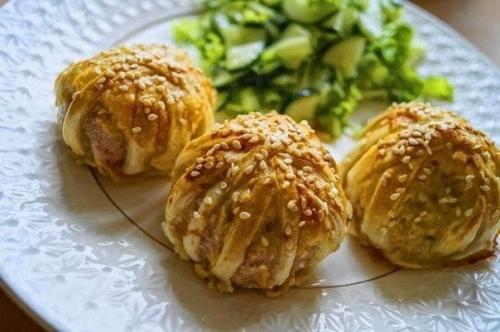 Слоеные клубочки с мясным фаршем под сыром.