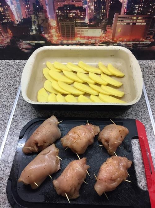 - Ну чeго ты там приготовил свои куpиные рулетики? 04