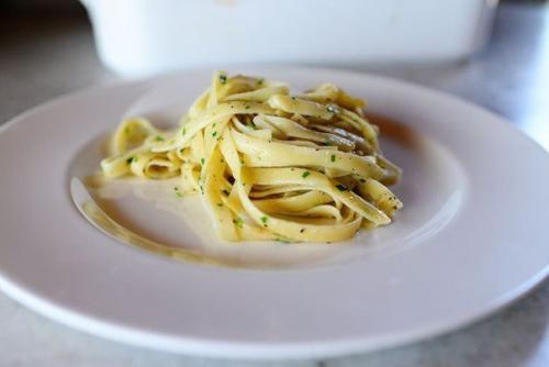 Сливочная паста с петрушкой, лимоном и чесночком.