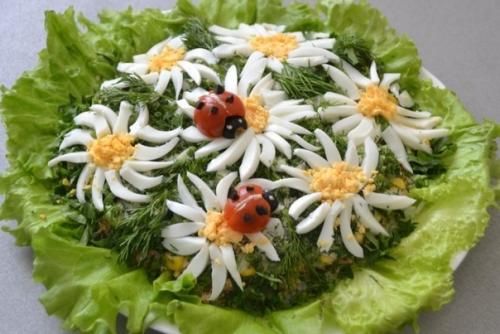 Салат с горбушей Ромашковое Поле.