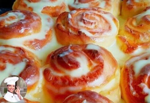 Творожные завитушки со сметанным соусом. Творожные завитушки со сметанным соусом.