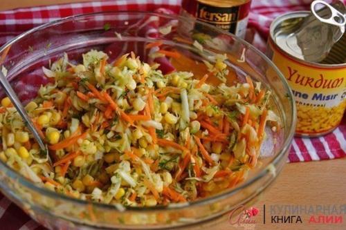 Салат с капустой, кукурузой и без майонеза. 05