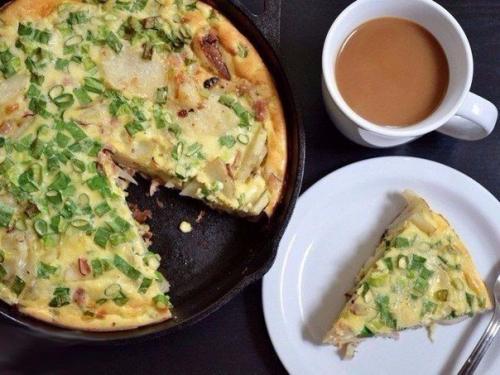 Фриттата с катрофелем и ветчиной.