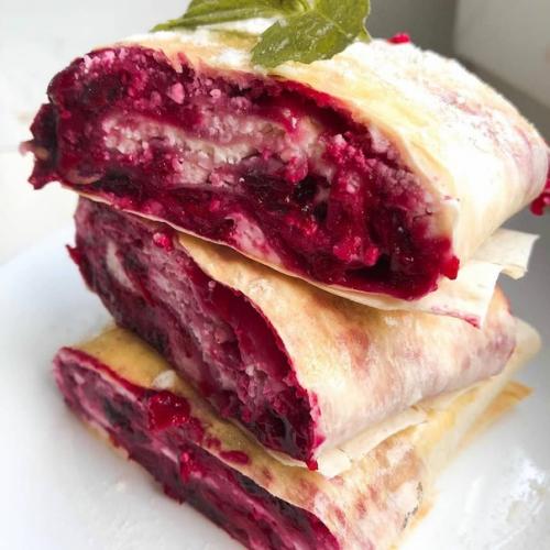 Диетический вишневый штрудель.