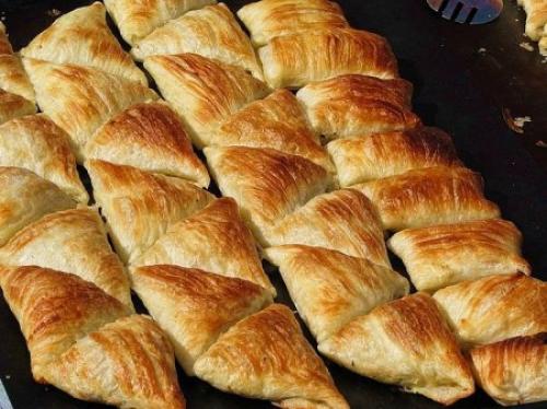 Самса из слоеного теста.
