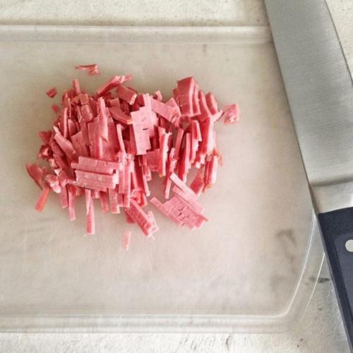 Слойки с яйцом ветчиной и сыром из слоеного теста. 