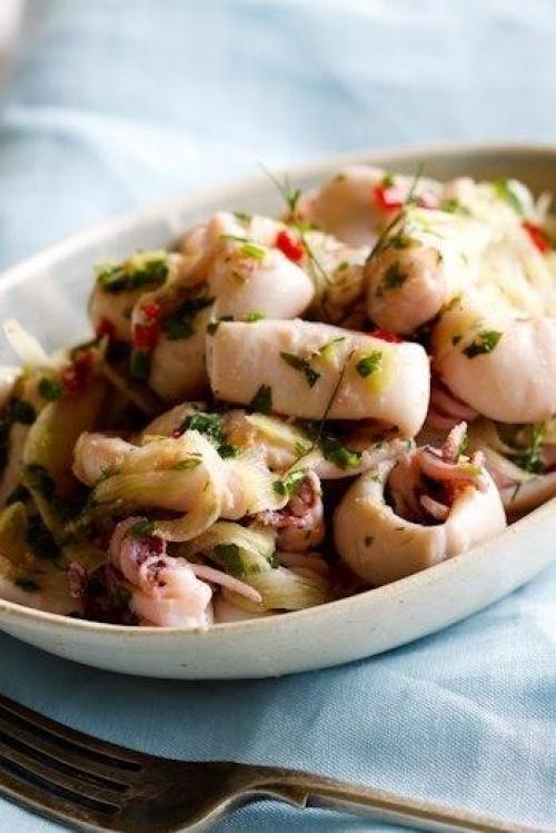 Ценный источник белка: маринованные кальмары.