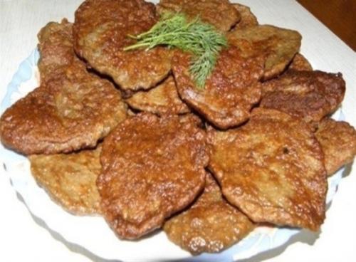 Печёночные оладьи из куриной печени, очень вкусные и нежные.
