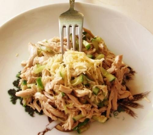 Салат с курицей и огурцами.
