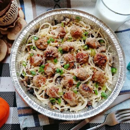 Макароны с фрикадельками, грибами и сыром.