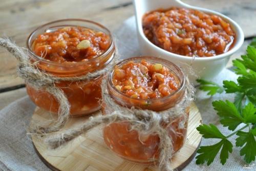 Острая аджика из кабачков.