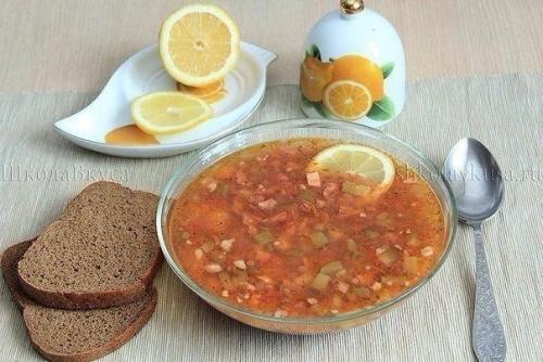 Очень вкусная соляночка с колбасой.