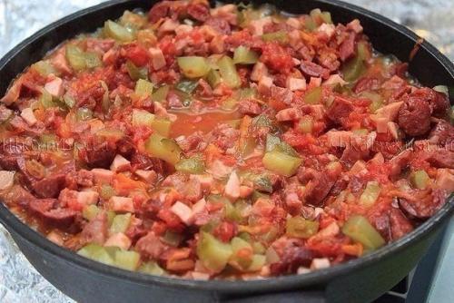 Очень вкусная соляночка с колбасой. 05