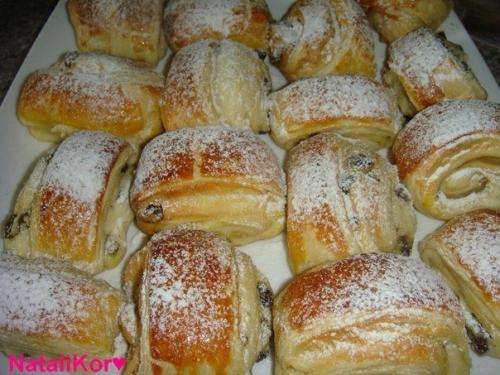 Слойки с творогом и изюмом.
