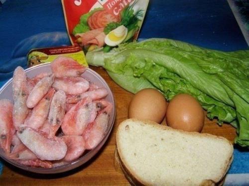 Салат с креветками и сухариками.