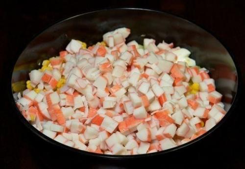 Салат из крабовых палочек с пекинской капустой. 04