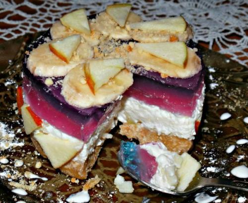 Пирожное творожное, без выпечки Весеннее Настроениеиз песочного печенья, с творожно - масляной массой, яблоком и с малиново - ежевичным желе.