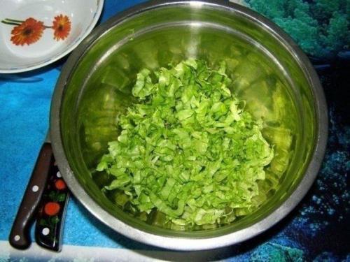 Салат с креветками и сухариками. 01