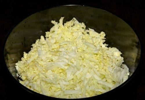 Салат из крабовых палочек с пекинской капустой. 01