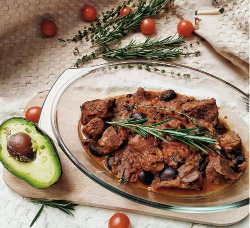 Мясо по-итальянски с пряными травами.