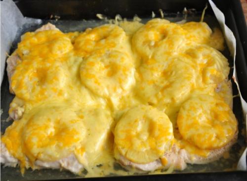 Запечённая куриная грудка с ананасами.