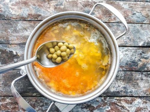 Картофельный суп с зеленым горошком.