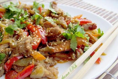 Салат из говядины и баклажан по-корейски.