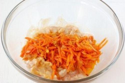 Золотистые куриные котлеты с морковью и луком. 05