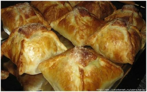 Хрюшки - слойки с яблоками.