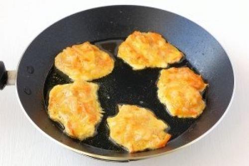Золотистые куриные котлеты с морковью и луком. 07