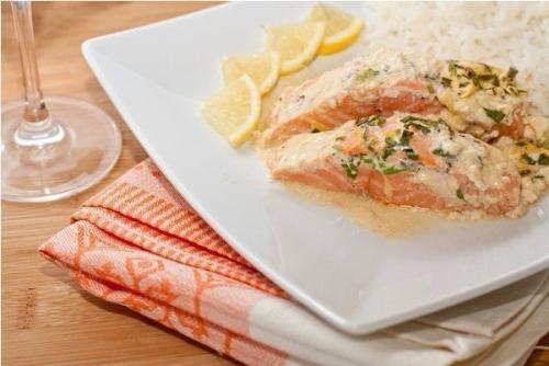 Лосось запеченный под соусом из трав. 04